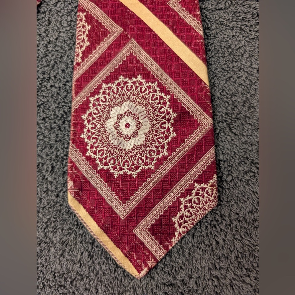 Oleg Cassini Burgundy and Gold Patterned Tie - Picture 2 of 3